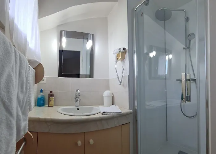 Chez Pierre Bed & Breakfast 3*